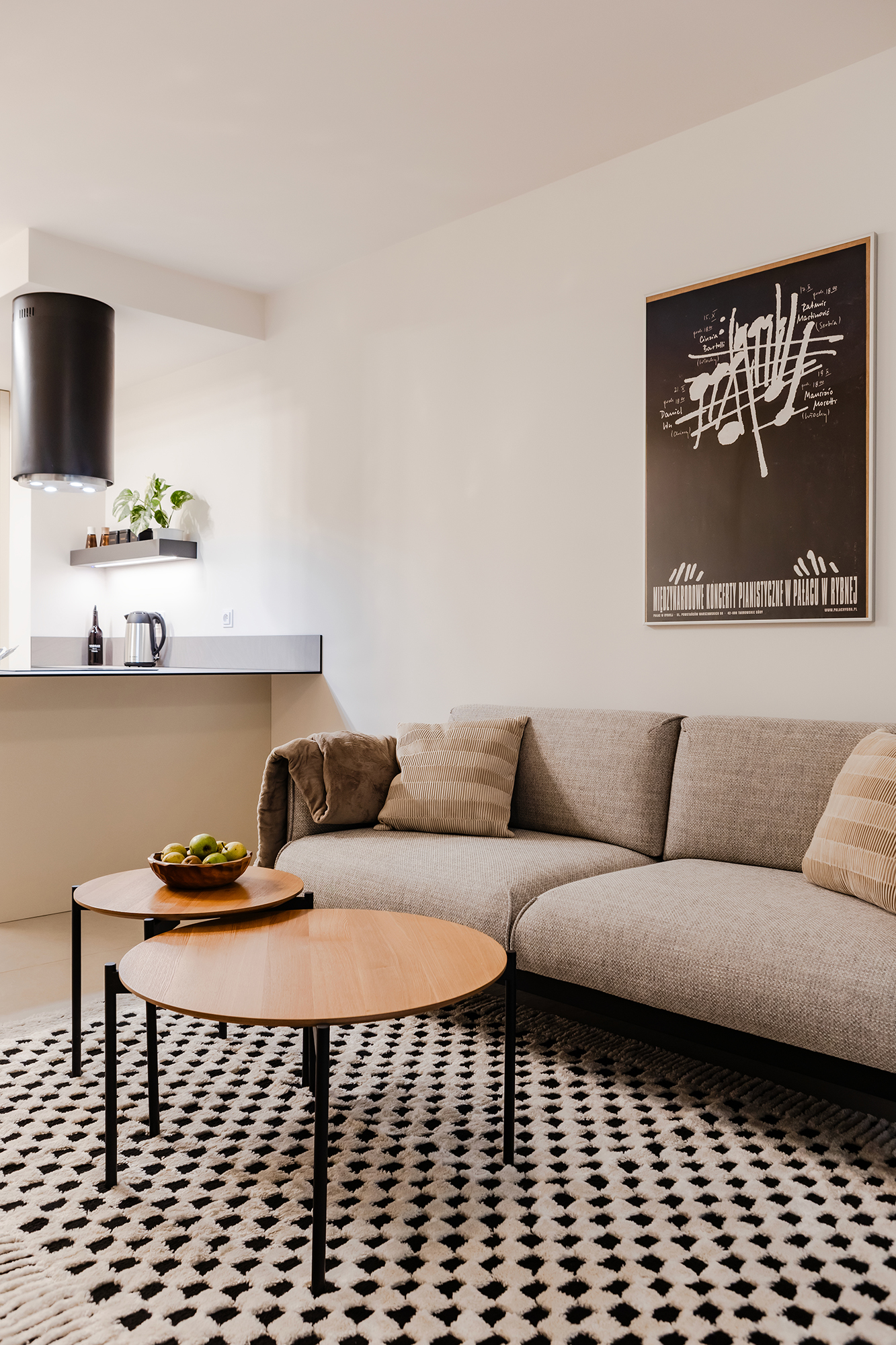 Kontrasty sprawiają, że wnętrze jest bardziej intrygujące i ciekawe.